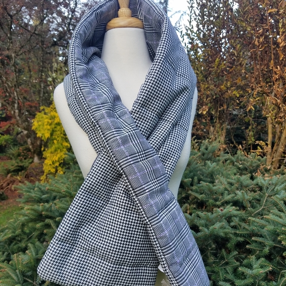 Herringbone Puffy Quilted Keyhole Scarf - Picture 2 of 7